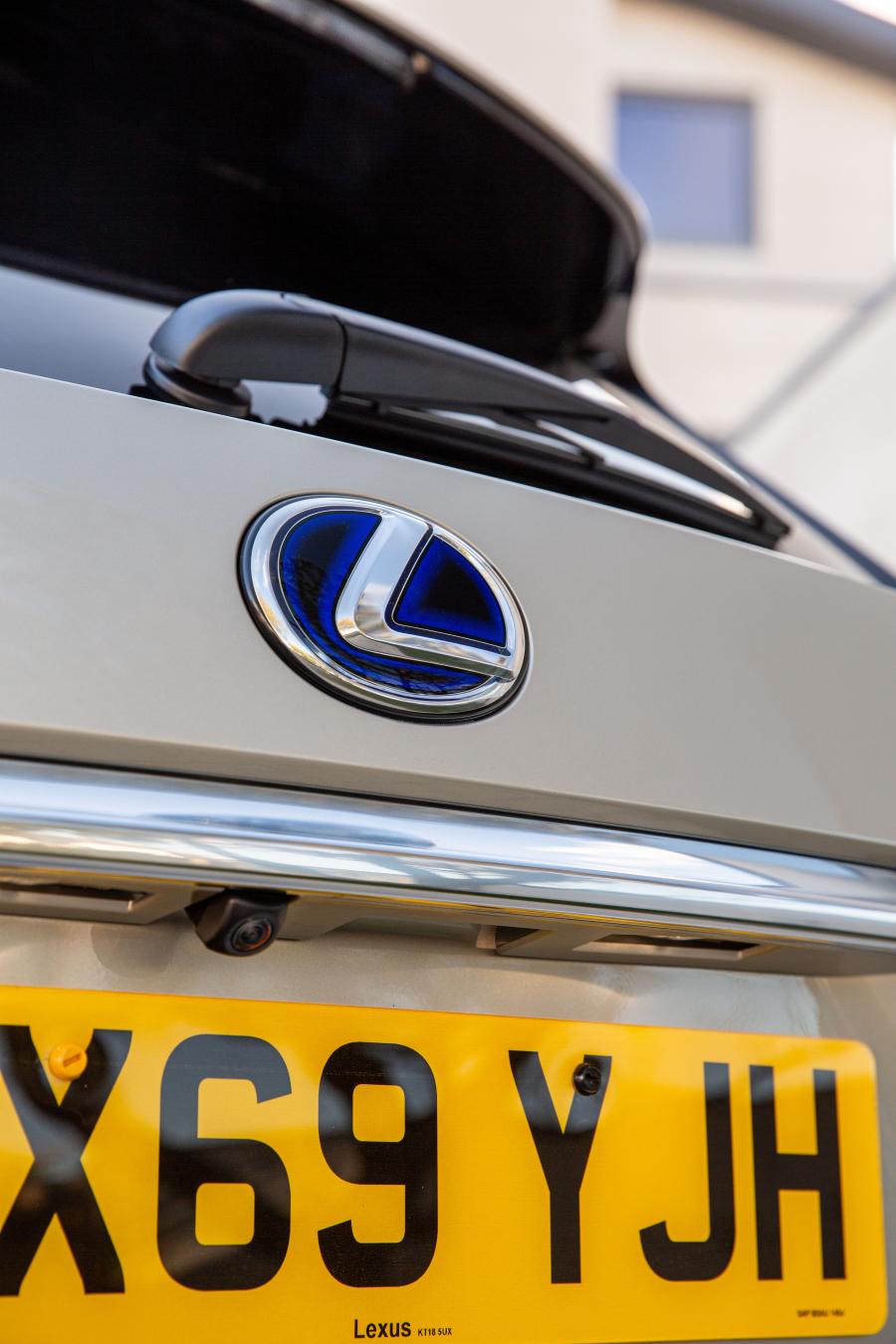 Логотип Lexus RX450hL 2019 года  (UK) (фото 23 из 40)
